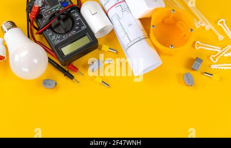 Elektrowerkzeuge für die Reparatur von Elektrikern im Haus. Stockfoto