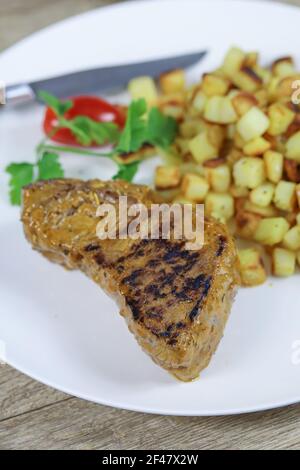 Rinderfilet und Pommes Stockfoto