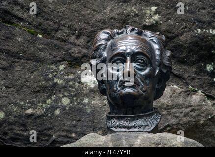 Bronzebüste des deutschen Schriftstellers Johann Wolfgang Goethe, Adrspach Rock Town, Tschechien, Europa Stockfoto