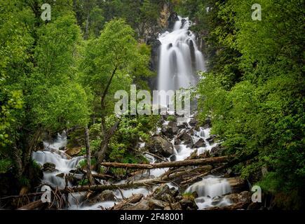 Wasserfall Ratera im Sommer (Nationalpark Aigüestortes und Estany de Sant Maurici, Katalonien, Spanien, Pyrenäen) Stockfoto