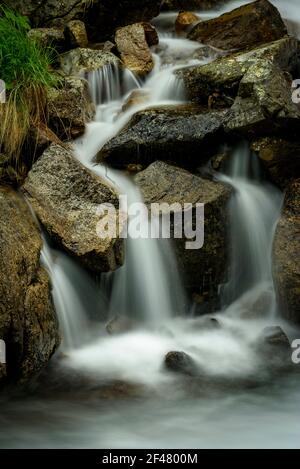 Wasserfall Ratera im Sommer (Nationalpark Aigüestortes und Estany de Sant Maurici, Katalonien, Spanien, Pyrenäen) Stockfoto