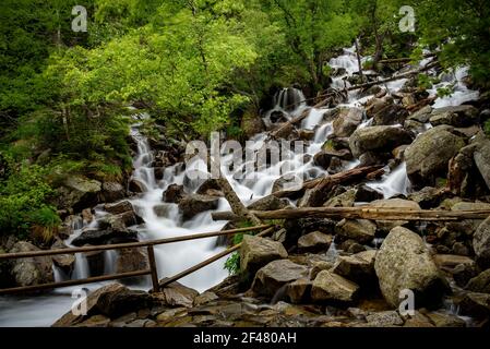 Wasserfall Ratera im Sommer (Nationalpark Aigüestortes und Estany de Sant Maurici, Katalonien, Spanien, Pyrenäen) Stockfoto