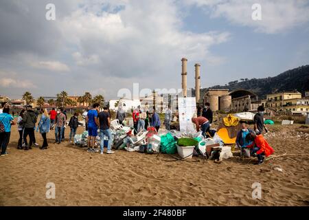 6. MÄRZ 2021 - NAPOLI, ITALIEN - einige Freiwillige in der Reinigung des Strandes von Coroglio, ex Italsider ehemaligen Industriegebiet in Bagnoli, Napl engagiert Stockfoto