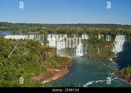 Iguazu Falls oder Iguacu Falls, an der Grenze zwischen Argentinien und Brasilien, sind der größte Wasserfall der Welt. Sehr hoher Wasserfall mit weißem Wasser in b Stockfoto