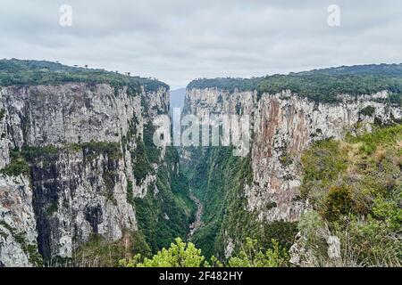 Itaimbezinho Schlucht im Nationalpark Aparados da Serra, in der Serra Geral Bereich von Rio Grande do Sul und Santa Catarina zwischen der Küste f Stockfoto