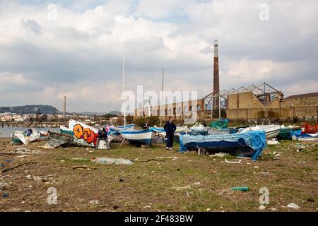 6. MÄRZ 2021 - NEAPEL, ITALIEN - Bagnoli, Coroglio Strand, im westlichen Teil von Neapel, ex Bereich der ​​the Italsider Fabriken. Im Hintergrund der Remai Stockfoto