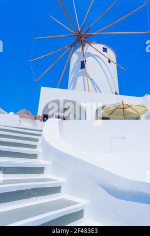 Traditionelle Windmühle, Oia, Santorini, Kykladen, Griechenland Stockfoto