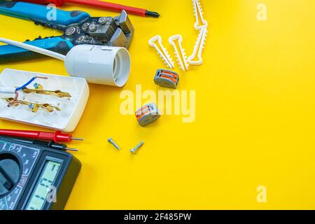 Elektriker schält die Isolierung von den Drähten ab - Nahaufnahme der Hände Und Zangen Stockfoto