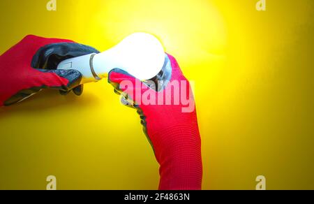 Elektriker schält die Isolierung von den Drähten ab - Nahaufnahme von Händen und Zangen. Selektiver Fokus. Stockfoto