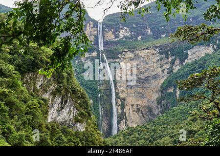 Gocta cataracts, Catarata del Gocta, sind mehrjährige Wasserfälle mit zwei Tropfen in Perus Provinz Bongara in Amazonas, dritthöchsten Wasser fal Stockfoto