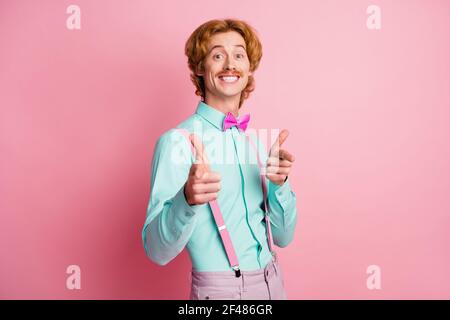 Foto von jungen glücklich positive gute Laune funky lustigen Gentleman Zeigen der Finger auf die Kamera isoliert auf rosa Hintergrund Stockfoto