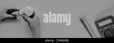 Elektriker schält die Isolierung von den Drähten ab - Nahaufnahme der Hände Und Zangen Stockfoto