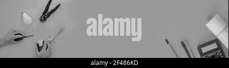 Elektriker schält die Isolierung von den Drähten ab - Nahaufnahme der Hände Und Zangen Stockfoto