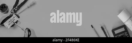 Elektriker schält die Isolierung von den Drähten ab - Nahaufnahme der Hände Und Zangen Stockfoto