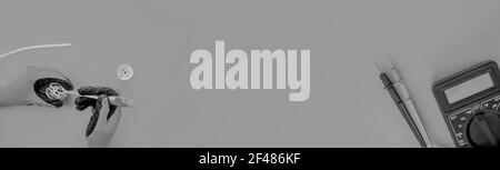 Elektriker schält die Isolierung von den Drähten ab - Nahaufnahme der Hände Und Zangen Stockfoto