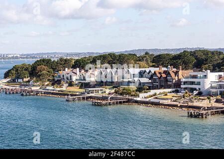 Luxushäuser auf der Halbinsel Sandbanks in Poole Harbour, Dorset UK Stockfoto