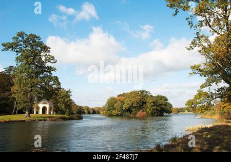 Der restaurierte achteckige Tempel und der große Teich das historische parken Sie am Wotton House Stockfoto