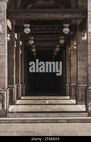 Mustafa Moschee, Islam. Die große Moschee in Sharm El Sheikh. Eingangsbogen mit Betonmasten und Lampen in ihnen.schönes Gebäude Stockfoto