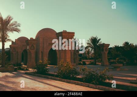 Mustafa Moschee, Islam. Die große Moschee in Sharm El Sheikh. Park mit grünen Pflanzen und Palmen.Sommertag mit blauem Himmel Stockfoto