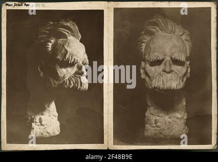 2 Fotografien: (Dix, Otto: Büste Friedrich Nietzsche. Gips, grün getönt, 1912) à 16,3 x 11,8 cm. Montiert auf zentral gefaltetem Kartonblatt quer-4, auf dieser (um 180 Grad gedreht) eine Bleistiftzeichnung und ein Text von Otto Dix Stockfoto