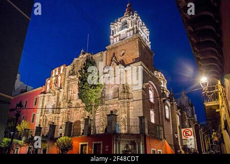 18th Jahrhundert Jesuitenkirche Iglesia de la Compañía en Puebla beleuchtet in der Nacht in der Stadt Guanajuato, Zentralmexiko Stockfoto