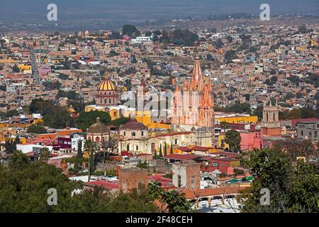 Luftaufnahme über die Stadt San Miguel de Allende und ihre neugotische Pfarrkirche La Parroquia de San Miguel Arcángel, Guanajuato, Zentralmexiko Stockfoto