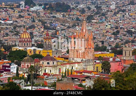 Luftaufnahme über die Stadt San Miguel de Allende und ihre neugotische Pfarrkirche La Parroquia de San Miguel Arcángel, Guanajuato, Zentralmexiko Stockfoto