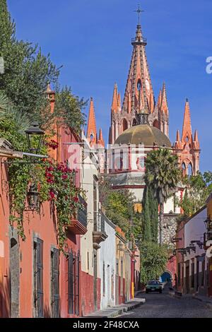 Calle Aldama in der Stadt San Miguel de Allende und seine neugotische Pfarrkirche La Parroquia de San Miguel Arcángel, Guanajuato, Zentralmexiko Stockfoto