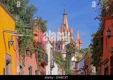 Calle Aldama in der Stadt San Miguel de Allende und seine neugotische Pfarrkirche La Parroquia de San Miguel Arcángel, Guanajuato, Zentralmexiko Stockfoto