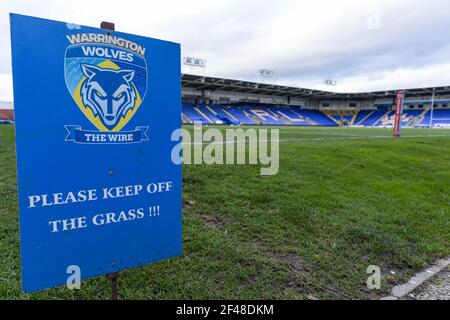 Warrington, Großbritannien. März 2021, 19th. Eine allgemeine Ansicht des Halliwell Jones Stadions, der Heimat von Warrington Wolves mit einem Schild, das die Leute auffordert, sich vom Gras in Warrington, Großbritannien, am 3/19/2021 zu halten. (Foto von Simon Whitehead/News Images/Sipa USA) Quelle: SIPA USA/Alamy Live News Stockfoto