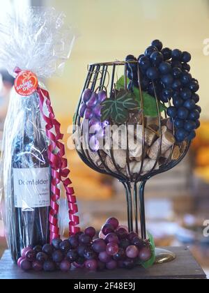 Verpackte Flasche dornfelder Wein mit Dekoration Stockfoto