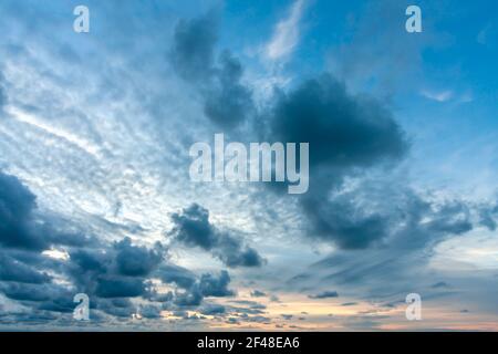 Hochauflösender Sonnenuntergang über dem Meeresgrund Stockfoto