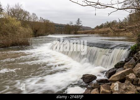 Warleigh Weir fotografiert im März ohne Menschen anwesend, Claverton, Bath, Somerset, England, VEREINIGTES KÖNIGREICH Stockfoto