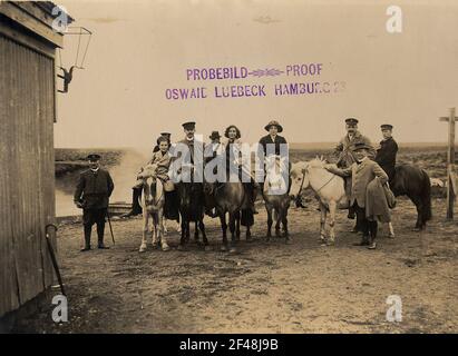 Reykjavik / Insel: Gruppenbild mit Touristen auf Ponys an den heißen Quellen Stockfoto