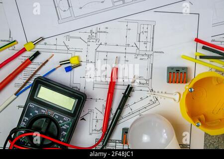 Flach Lay Zusammensetzung mit Elektriker-Tools auf Hausplan. Platz für Text.Selektiver Fokus. Stockfoto