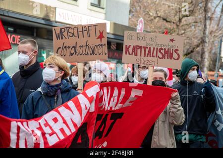 Demonstrantinnen halten Schilder mit Aufschrift: ' Wirtschaft demokratisieren ', ' kein Bock auf leer sprechen: Kapitalismus stürzen! ' Am 19. März 2021 sammeln sich in München Hunderte, um für die Inhalation des Pariser Klimakommits und das 1, 5 Grad Ziel zu demontieren. Sie zogen vom Wetterstenplatz zum Gärtnerplatz. * am 19 2021. März versammelten sich Hunderte in München, Deutschland, um für das Pariser Klimaabkommen und das 1,5-Grad-Ziel zu protestieren. (Foto: Alexander Pohl/Sipa USA) Quelle: SIPA USA/Alamy Live News Stockfoto