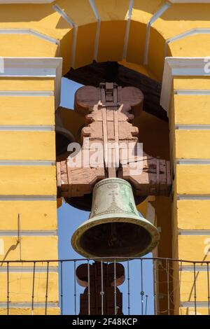 Eine Nahaufnahme der Glocke vom Glockenturm des Klosters San Gabriel Arcangel in Cholula, Mexiko Stockfoto