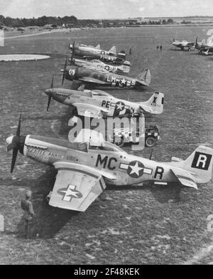 Alle drei Kampftypen, die von der US Army 8th Air Force verwendet werden, sind in dieser Reihe von Fighter Command Flugzeugen an einer Basis in England zu sehen. Die Flugzeuge gehören zu den Kommandeuren der Kampfgruppe, die zu einem vereinbarten Treffpunkt geflogen sind Stockfoto