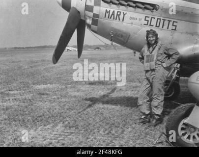 Ein Pilot, der neben seinem nordamerikanischen P-51-Flugzeug steht, die 'Mary Queen of Scotts'. England Stockfoto