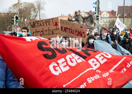 Demonstrantinnen halten Schilder mit Aufschrift: ' Wirtschaft demokratisieren ', ' kein Bock auf leer sprechen: Kapitalismus stürzen! ' Am 19. März 2021 sammeln sich in München Hunderte, um für die Inhalation des Pariser Klimakommits und das 1, 5 Grad Ziel zu demontieren. Sie zogen vom Wetterstenplatz zum Gärtnerplatz. * am 19 2021. März versammelten sich Hunderte in München, Deutschland, um für das Pariser Klimaabkommen und das 1,5-Grad-Ziel zu protestieren. (Foto: Alexander Pohl/Sipa USA) Quelle: SIPA USA/Alamy Live News Stockfoto