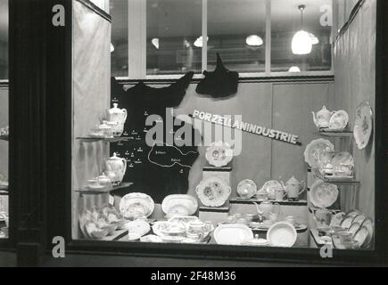 Roßwein. Wohnhaus mit Laden (Firma Bellmann), Dubber Street 1st Schaufensterdekoration 'große Deutschland Porzellanindustrie' zu Adolf Hitlers 50th. Geburtstag am 20.04.1939 Stockfoto