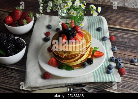 Leckere Pfannkuchen mit frischen Beeren. Bild zeigt einen hausgemachten flauschigen Pfannkuchen. Vegetarisches Gericht. Weltfood. Stockfoto