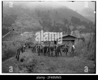 Hakone, ehemalige Provinz Sagami, Japan. Touristen von Hapag in Sänkten. Blick gegen den Ort Stockfoto