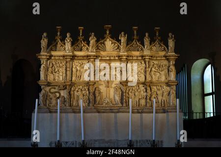 Sant Eustorgio, paläochristische Kirche im romanischen Stil in Mailand, Lombardei, Italien. Skulptur im Inneren, der Altar Stockfoto