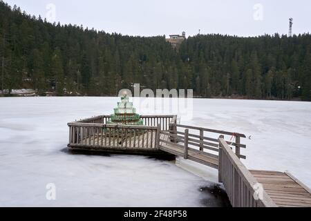 Eine Struktur mit Glasflaschen steht auf einer Fußgängerbrücke an Der Mummelsee Stockfoto