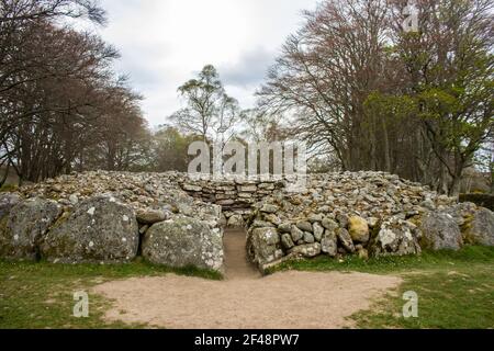 Einer der Randsteinhaufen der prähistorischen Grabhügel Von Bulnuaran of Clava in Schottland Stockfoto