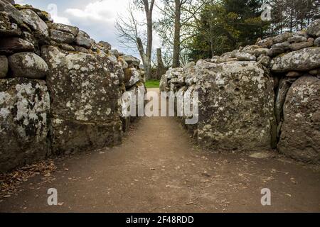 Der Eingang von einem der Bordsteinhaufen der Prähistorische Grabhügel von Bulnuaran von Clava in Schottland Stockfoto