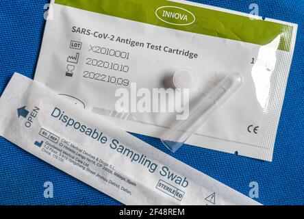 SARS-CoV-2 Antigen Testkit im Besitz der Innova Medical Group Inc, USA und vertrieben von altbewährtem.Tech, hergestellt von Xiamen Biotime Biotechnology Co, Ltd. China. Coronavirus Covid 19 Lateral Flow Testkit mit einmal-Tupfer und Testkassette, Großbritannien. Auf einem blauen Stoffhintergrund. Stockfoto