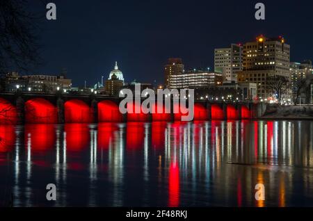 Die Market Street Bridge über den Susquehanna River, umgeben von Lichtern in der nighin Harrisburg, Pennsylvania Stockfoto