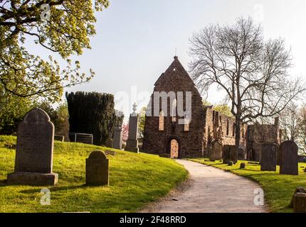 Die Ruinen des Priorats von Beauly, gelegen auf dem Friedhof der kleinen Stadt Beauly in den schottischen Highlands, früh an einem klaren, sonnigen Morgen Stockfoto